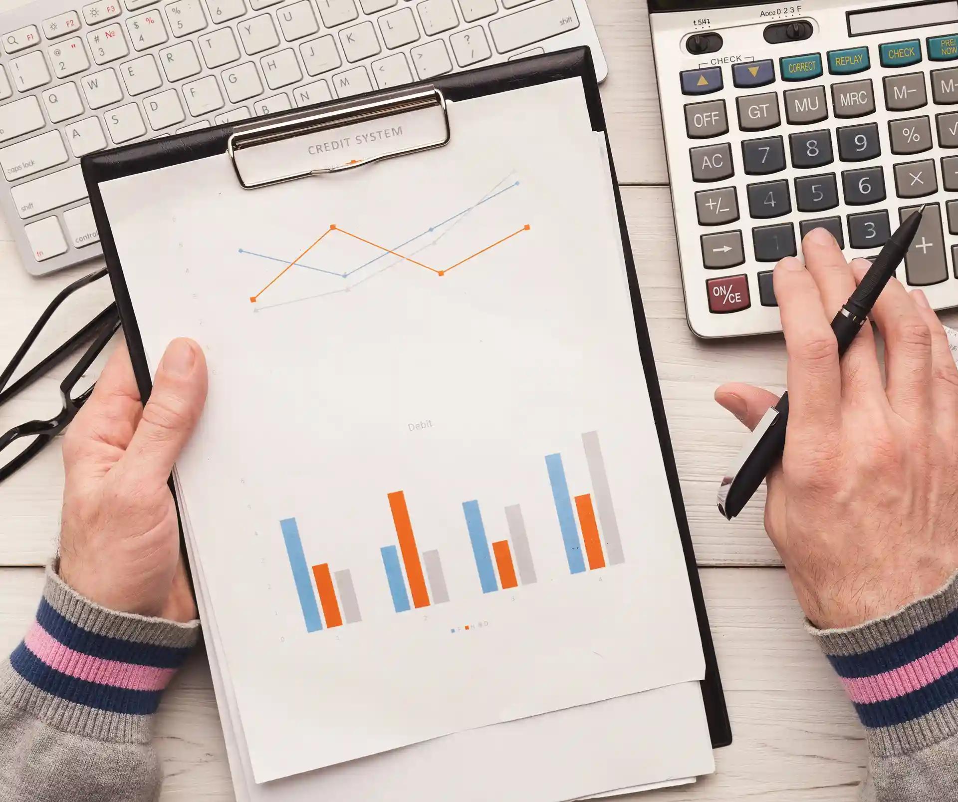 Photo feuilles de calcul et de statistiques avec une calculatrice